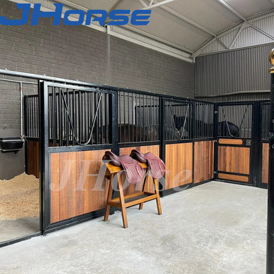 طلاء مسحوق 2.5m-4.0m أكشاك حصان أوروبية داخلية مع أبواب منزلقة أمامية