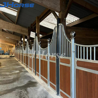 الصندوق القياسي 14ft الحصان الثابت مع باب الحظيرة قابلة للتخصيص المنزلق أو التأرجح الأمامية